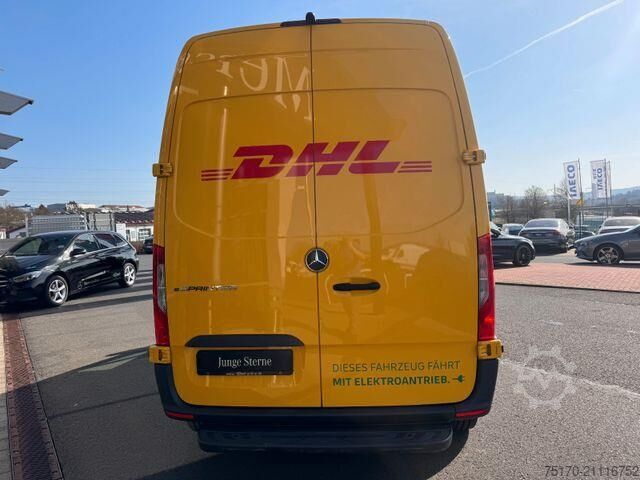Hochdachkombi Mercedes-Benz eSprinter 312 DHL Regal KEP-Ausbau