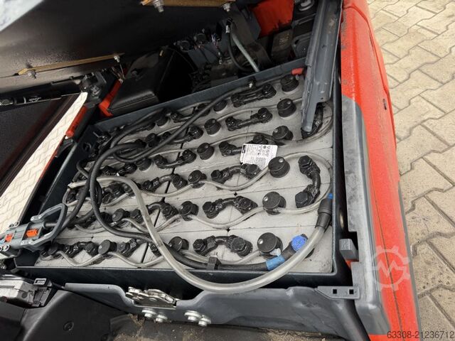 Electric 3-wheel forklift Linde E14-02