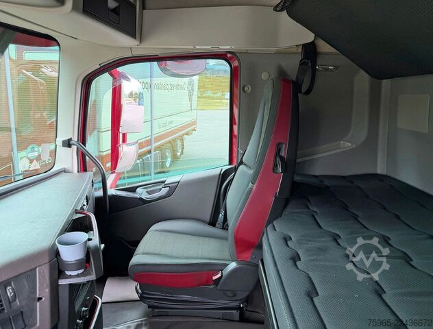 Vrachtwagen met bakwagen VOLVO FH 13.500 I-PARK COOL FULL AIR HEIWO ISOLATED BO