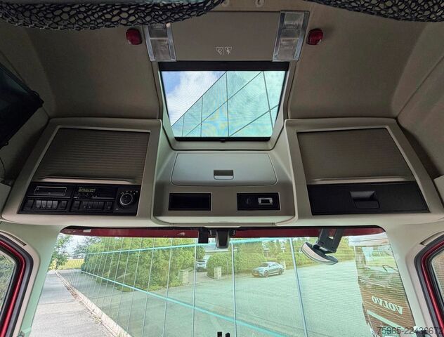 Vrachtwagen met bakwagen VOLVO FH 13.500 I-PARK COOL FULL AIR HEIWO ISOLATED BO