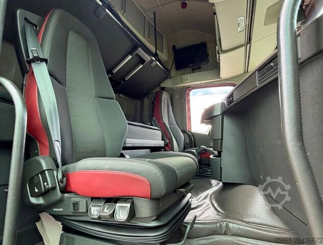 Vrachtwagen met bakwagen VOLVO FH 13.500 I-PARK COOL FULL AIR HEIWO ISOLATED BO