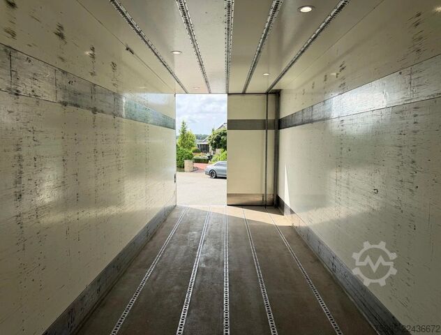 Vrachtwagen met bakwagen VOLVO FH 13.500 I-PARK COOL FULL AIR HEIWO ISOLATED BO
