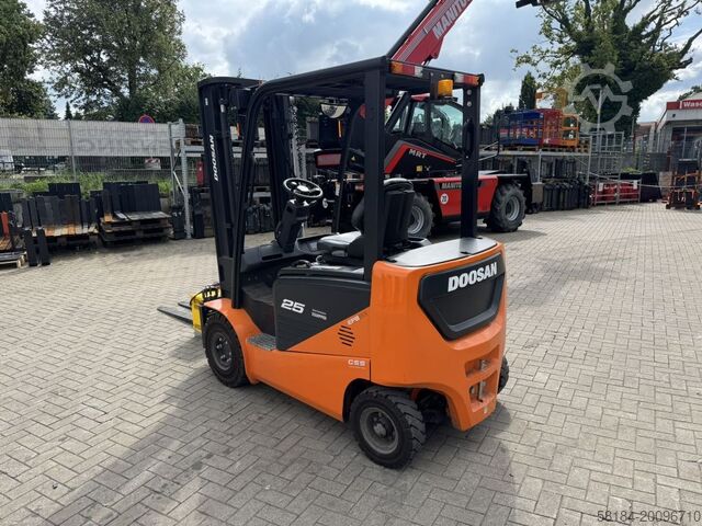 Elektrische vorkheftruck met 4 wielen Doosan B25NS
