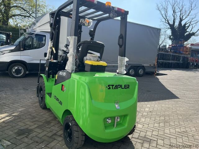 Carretilla eléctrica de 4 ruedas EP EFL252X2