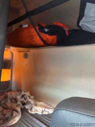 Standardowy ciągnik siodłowy Mercedes-Benz Actros 1845