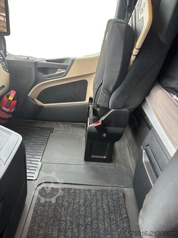 Standardowy ciągnik siodłowy Mercedes-Benz Actros 1845