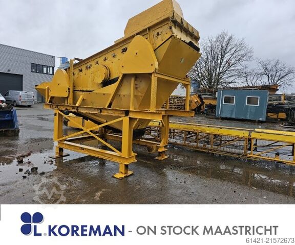 Criba SBM Austria con cinta transportadora de descarga SBM Austria Screening machine with discharge conveyor