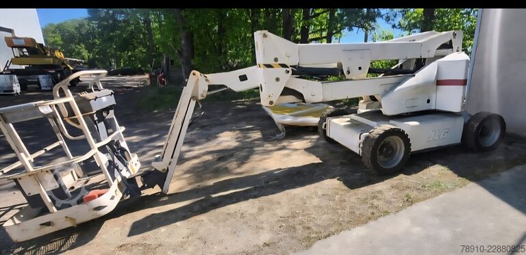 Platformă de lucru cu braț articulat JLG E450AJ