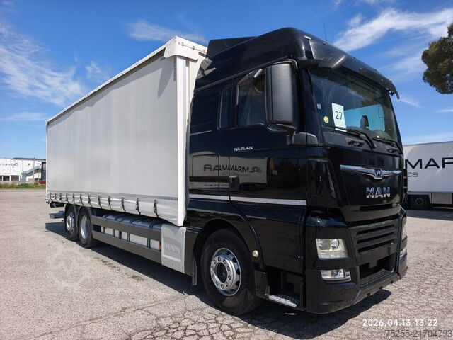 Platós teherautó ponyvával MAN 26.420 TGX 6X2 EURO 6
