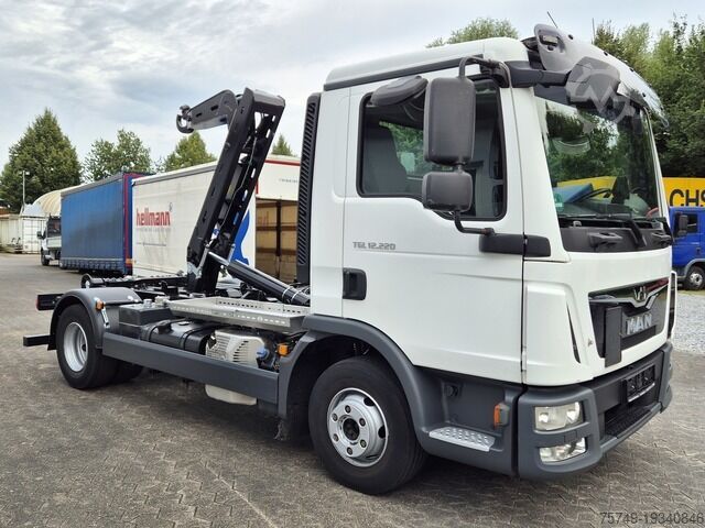 Camión portacontenedores de gancho man TGL 12.250 BL City Abrollkipper AHK Euro 6