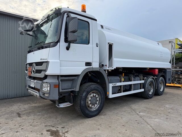 Ciężarówka cysterna Mercedes-Benz Actros 3341