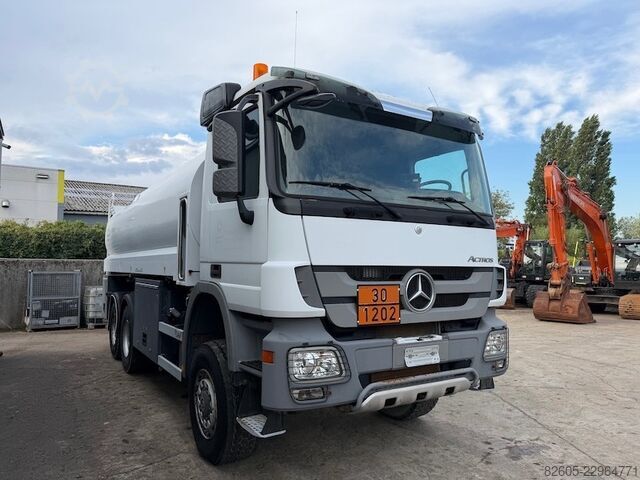 Ciężarówka cysterna Mercedes-Benz Actros 3341
