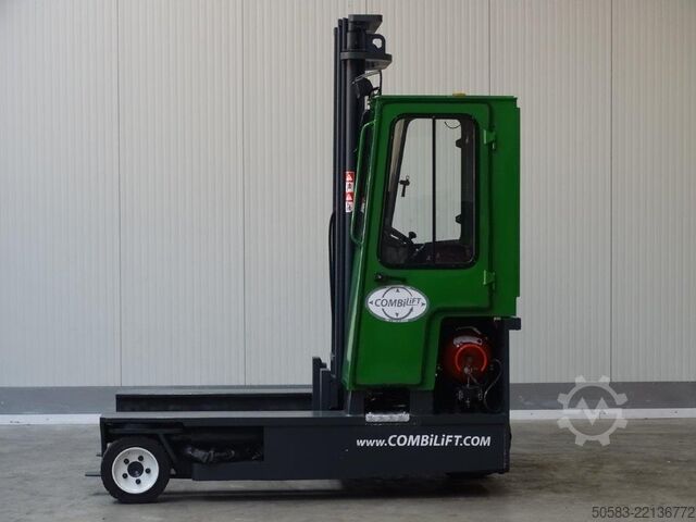 Chargeur latéral à quatre voies Combilift C3000