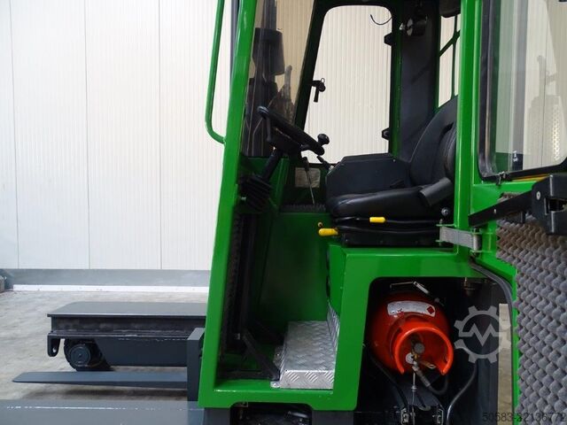 Chargeur latéral à quatre voies Combilift C3000