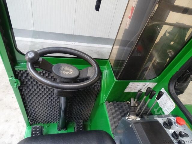 Chargeur latéral à quatre voies Combilift C3000