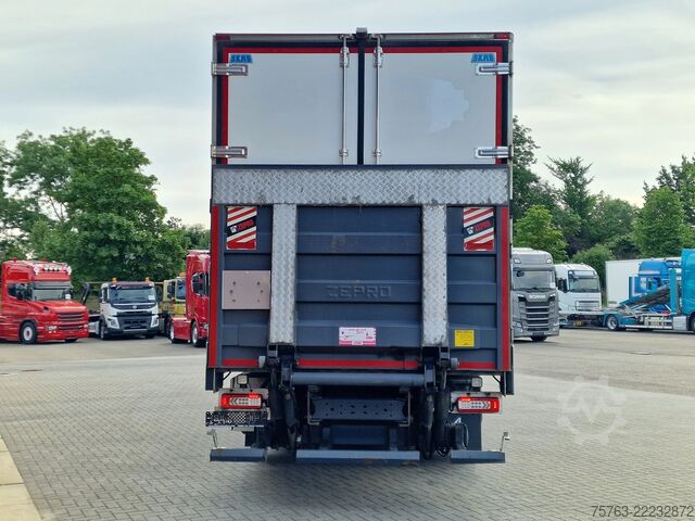 Koffer Volvo FM 370 Globetrotter 6x2*4 - Box with sidedoors ...