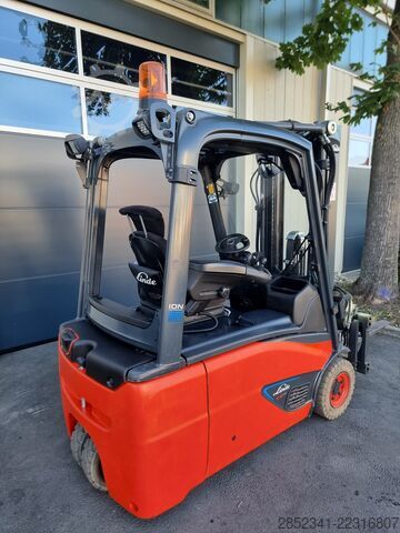 Viljuškar Linde E 16 L mit sehr guter Ausstattung!