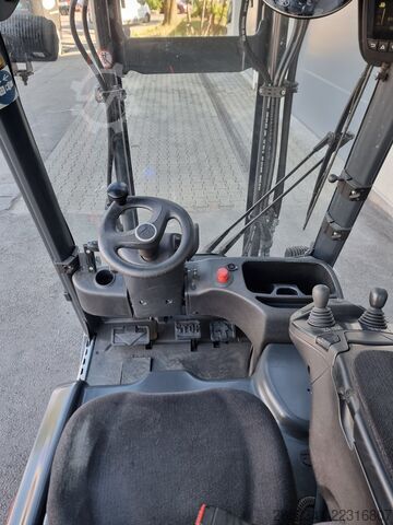 Viljuškar Linde E 16 L mit sehr guter Ausstattung!