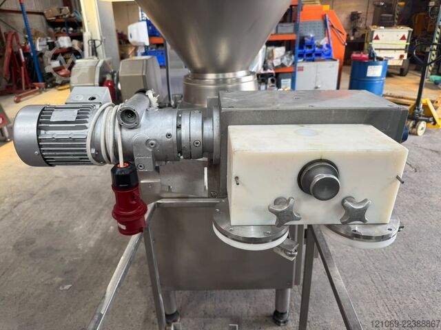 Sa Handtmann nastavkom za formiranje ćufti Handtmann VF200 Vacuum Filler VF200