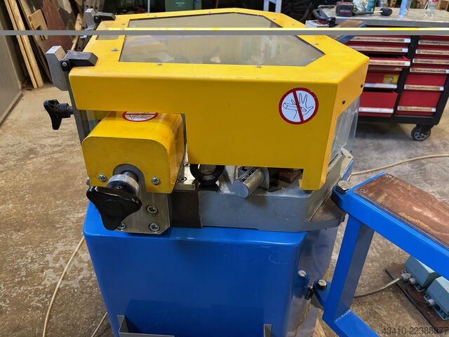 Macchina aggraffatrice per angoli Pertici HP601