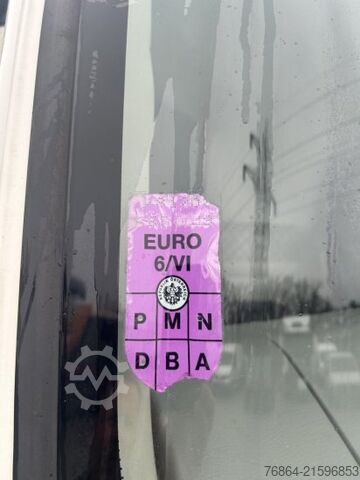 Vrachtwagen met bakwagen DAF LF 260 KOFFER+LBW