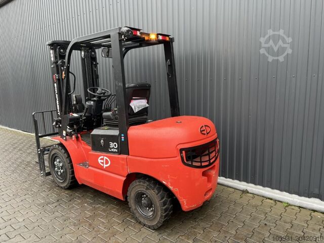 Electric 4-wheel forklift EP EFL302