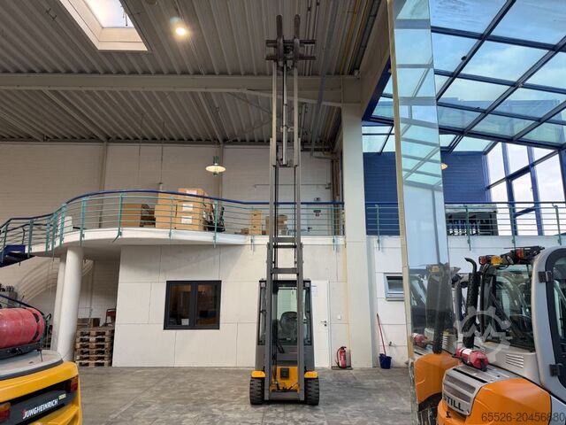 Elektrický 4kolový vysokozdvižný vozík Jungheinrich EFG 320 / 4586 Std.