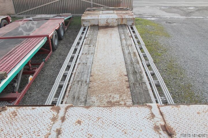 Semiremorcă cu încărcătură joasă pentru transportul utilajelor de construcții bertoja