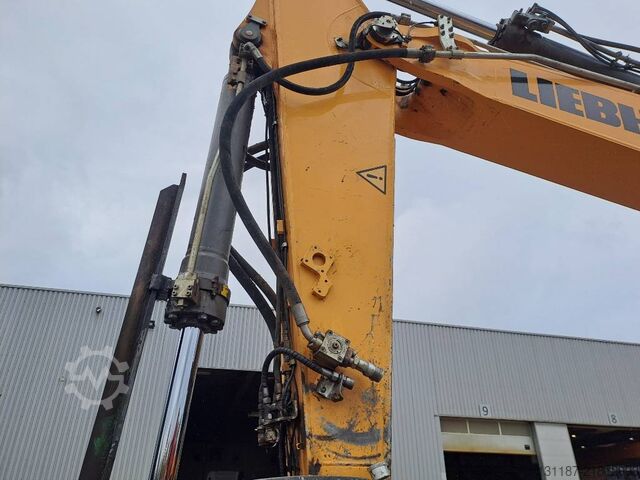 Pásový bagr Liebherr R946