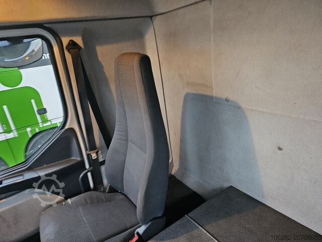 Lastbil med flak Volvo FL 240 4x2 16tons Seitentüren Koff