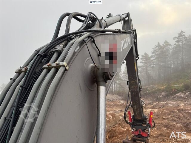 Crawler excavator Volvo EC 220 DL w/ rototilt, tooth tray and GPS.