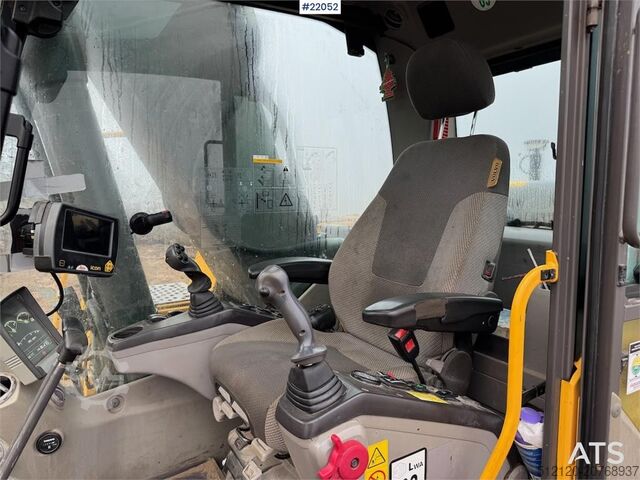 Crawler excavator Volvo EC 220 DL w/ rototilt, tooth tray and GPS.