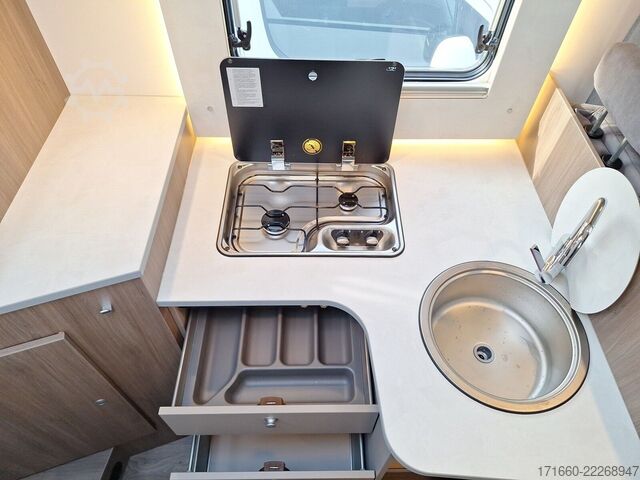 Caravana semiintegrada CARADO pro+ T 338 TV/SAT, Navi+RFK, Hubbett