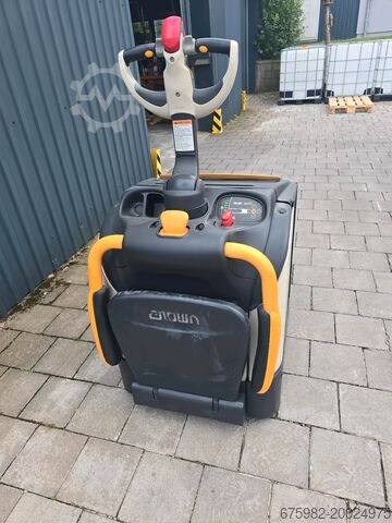 Lavtløfter med førerstandsplatform Crown WT 3020
