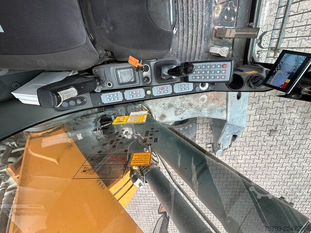 Gumikerekes kotrógép LIEBHERR LH 24 Litronic mit Abbruch- / Sortiergreifer
