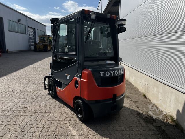 Wózek widłowy z silnikiem wysokoprężnym Toyota 02-8 FDF 18