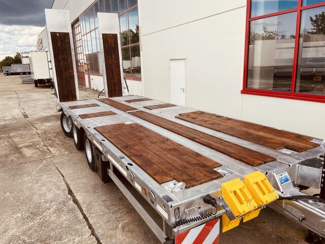 Remolque de plataforma baja Möslein TT 34 Zugrohr Gerade  34 t GG Tridem- Tieflader 3 Achs, gelenktNeufahrzeug