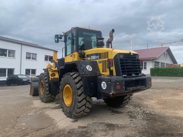 Carregadeira Komatsu WA250PZ-6