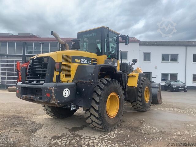 Carregadeira Komatsu WA250PZ-6