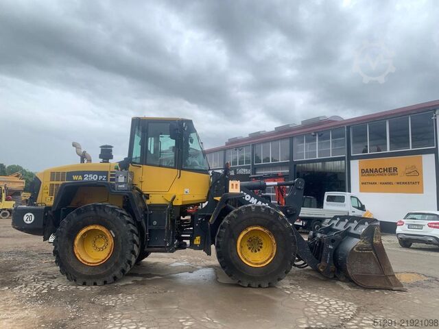 Carregadeira Komatsu WA250PZ-6