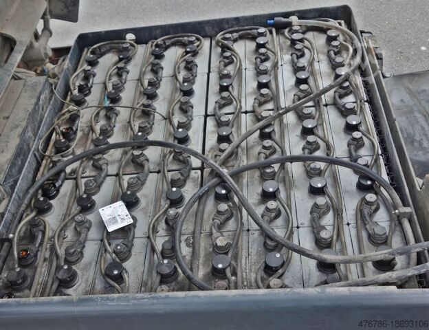 Elektryczny wózek widłowy 4-kołowy Linde E 30 L-01