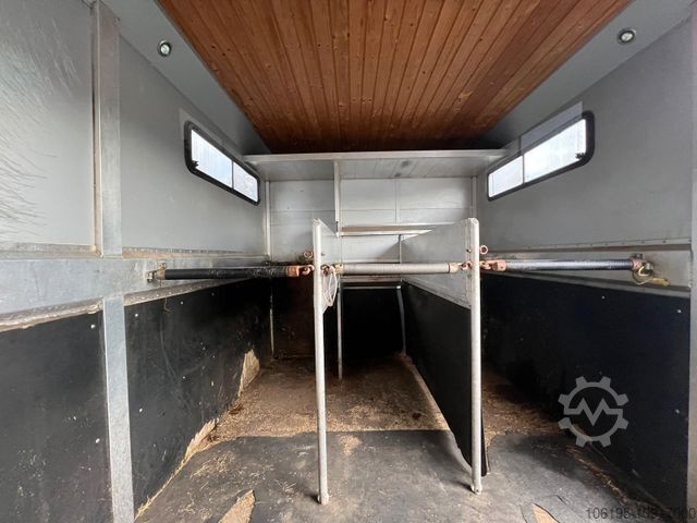 Transporteur de bétail MERCEDES-BENZ Atego 823 Pferdetransporter *4-Pferde+Zimmer*