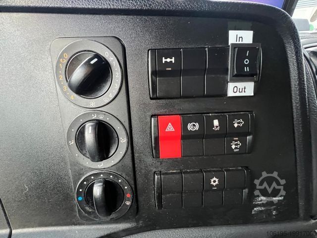 Transporteur de bétail MERCEDES-BENZ Atego 823 Pferdetransporter *4-Pferde+Zimmer*