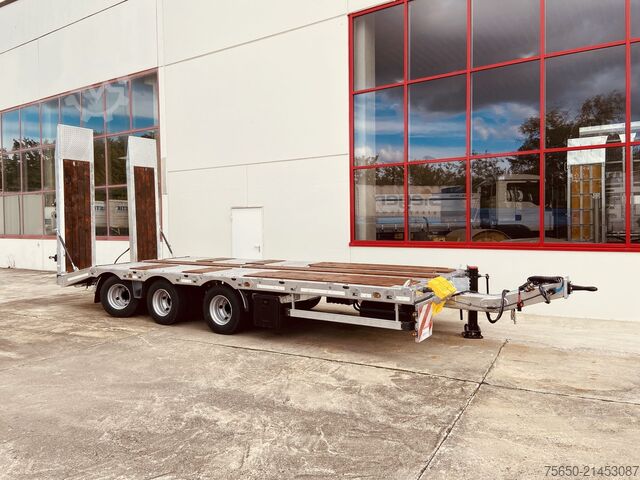 Poluprikolica za niskopodni prevoz Möslein TT 31  31 t GG Tridem- Tieflader 3 Achs, gelenktNeufahrzeug