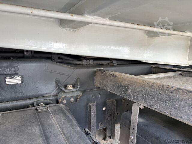 Camion-benne tricar Iveco EuroCargo 180-320 Kipper mit Kran Palfinger 12.501