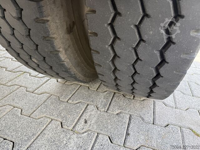 Camion-benne tricar Iveco EuroCargo 180-320 Kipper mit Kran Palfinger 12.501