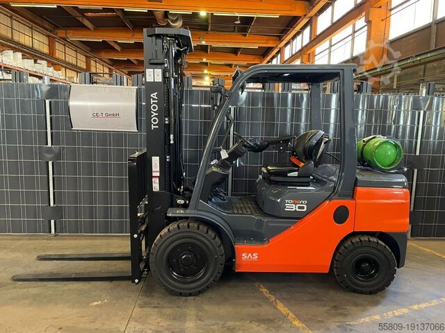 Treibgasstapler Toyota 02-8FGJF35 // Triplex // 1 Std. // Seitenschieber