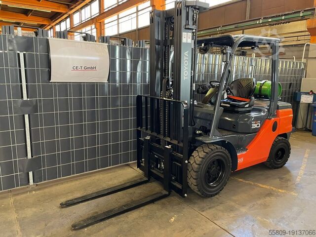 Treibgasstapler Toyota 02-8FGJF35 // Triplex // 1 Std. // Seitenschieber