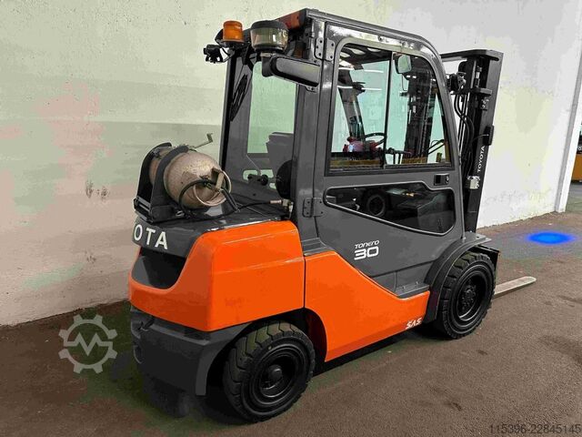 LPG'li forkliftler Toyota 02-8FGF30