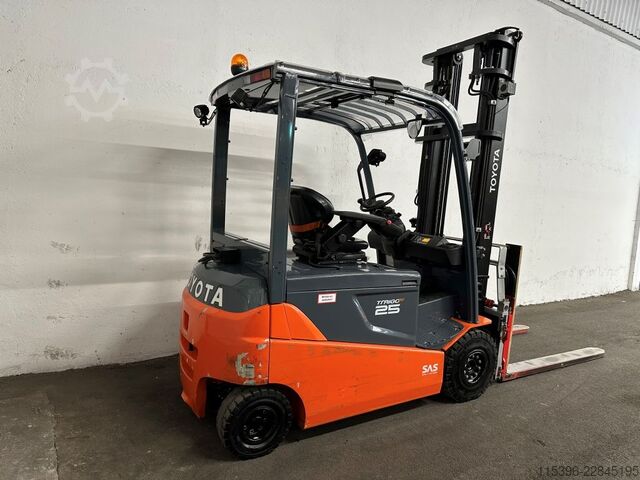 Elektrikli 4 tekerlekli forklift Toyota 8FBMT25